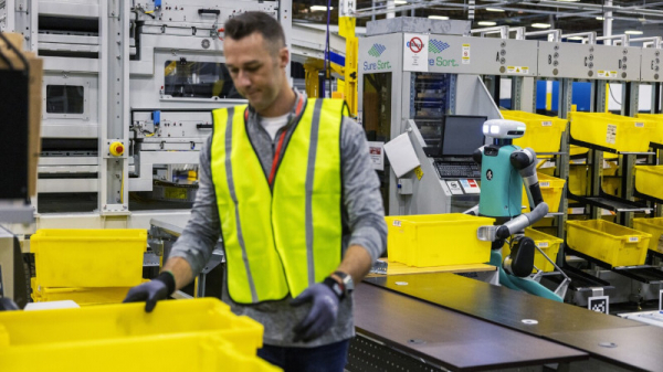 Amazon и Agility Robotics начинают тестирование гуманоидного робота-помощника Digit на своих складах