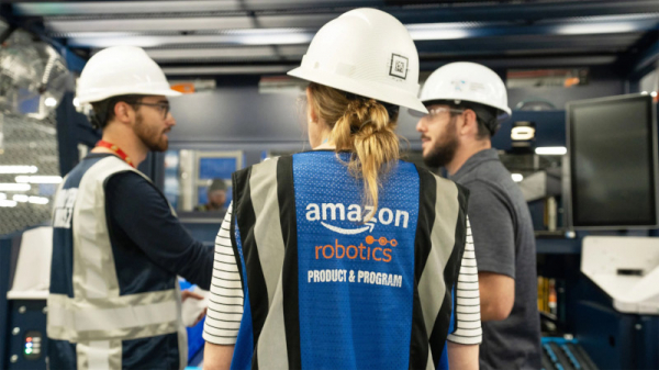 Amazon и Agility Robotics начинают тестирование гуманоидного робота-помощника Digit на своих складах