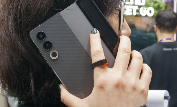 Tecno представила на MWC 2024 смартфон с растягивающимся экраном1