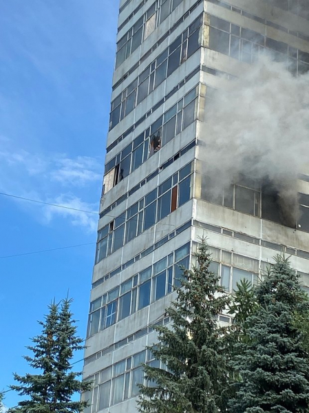 Очевидцы раскрыли подробности крупного пожара в НИИ с заблокированными на высоте людьми