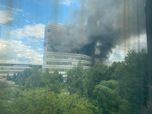 Очевидцы раскрыли подробности крупного пожара в НИИ с заблокированными на высоте людьми