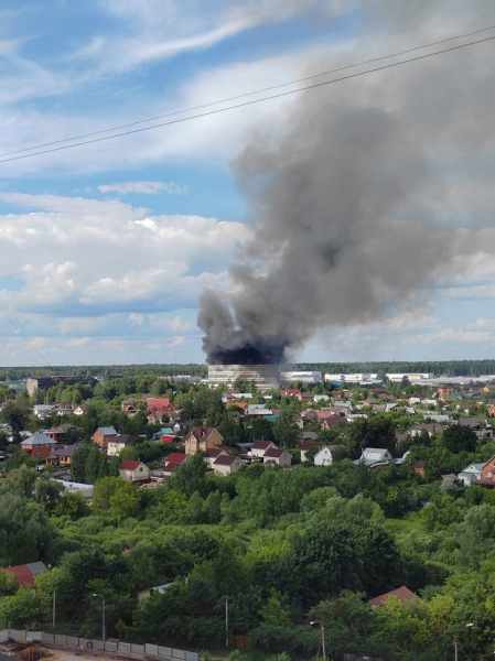 Очевидцы раскрыли подробности крупного пожара в НИИ с заблокированными на высоте людьми