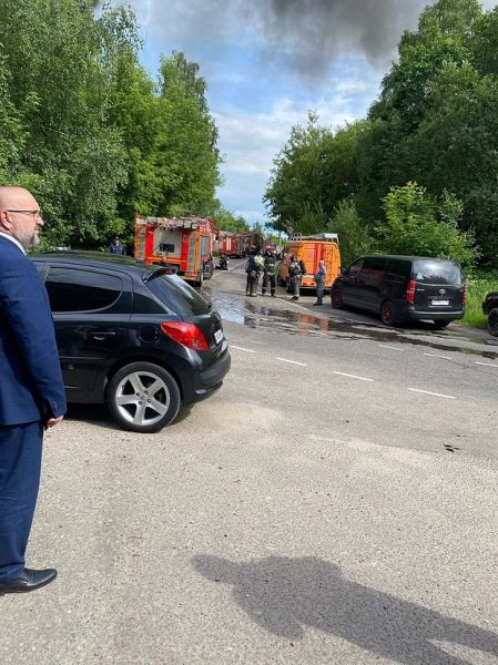 Очевидцы раскрыли подробности крупного пожара в НИИ с заблокированными на высоте людьми
