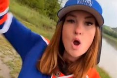 Ogolivshaja grud na matche nhl fanatka otvetila svoim kritikam cfa3b32.jpg
