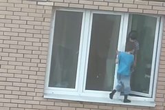 Pod moskvoj zapertyj s pjanoj materju malchik proguljalsja po karnizu na 11 m etazhe 2d20f77.jpg