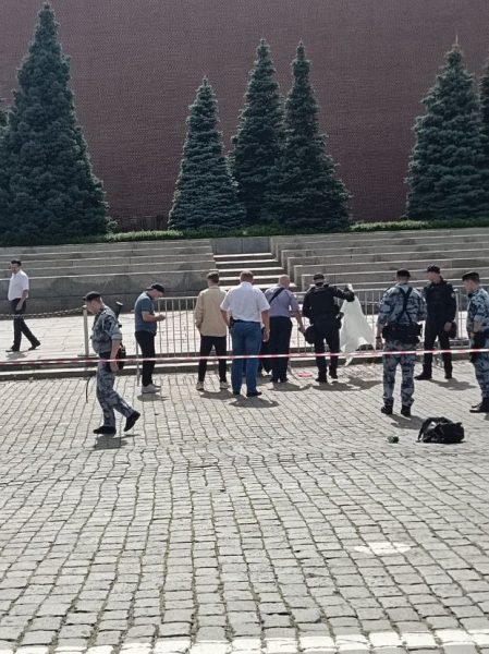 Глава инновационного предприятия хотел покончить с собой на Красной площади. Он заявил, что ему мешают обеспечивать СВО