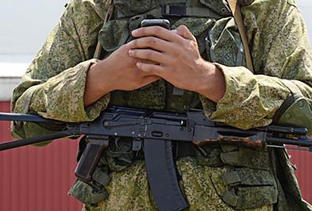 «Глупый и бессмысленный». Российские военнослужащие резко раскритиковали возможный запрет смартфонов в зоне СВО