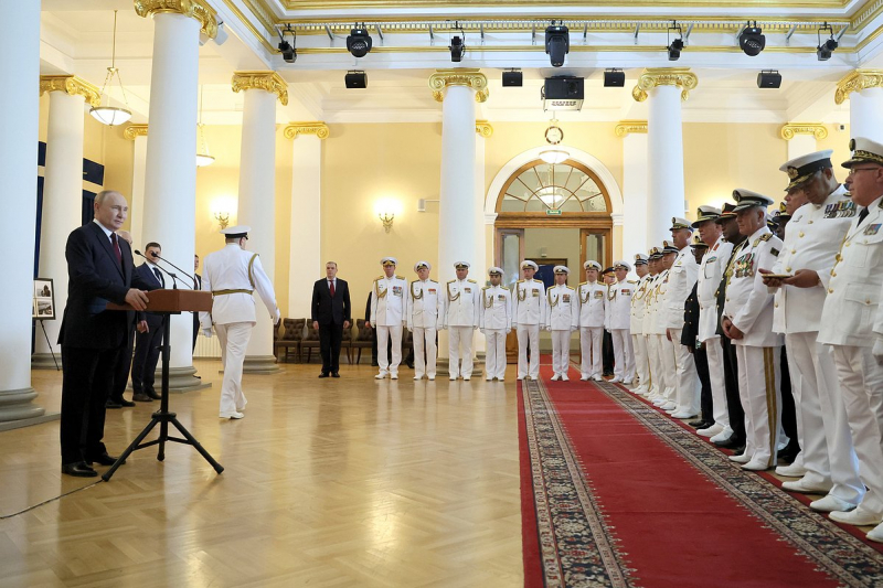 Иностранный военный разбил бокал на приеме у Путина