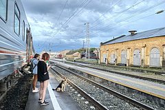 Rossijanin poslushalsja provodnicu i protknul nogu shtyrem pri vyhode iz poezda edb198e.jpg