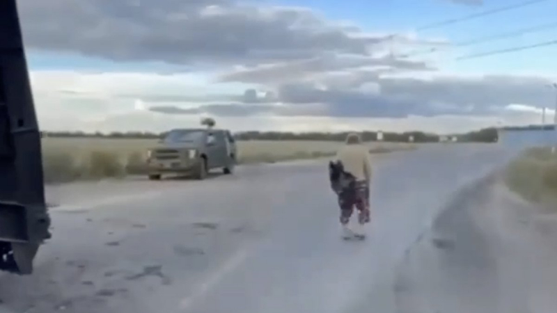 Боец ВСУ в нацистской каске издевался над жителем Курской области