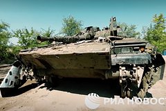 Rossijskie voennye vyvezli s polja boja trofejnuju shvedskuju bmp e269dc1.jpg