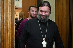 Svjashhennik nazval tri vida vinovnyh v prihode zhelto goluboj sobaki na territoriju rossiju dda768a.jpg