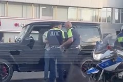 Voditel gelendvagena dal poshhechinu policejskomu v centre moskvy 4e30181.jpg
