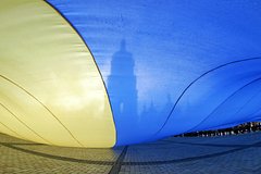 Na ukraine zhenshhiny perekryli dorogu u vorot voenkomata d02e51b.jpg