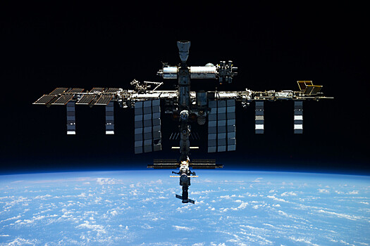 Nasa gruzovoj korabl cargo dragon 6 dekabrja otstykuetsja ot mks 7c17652.jpg