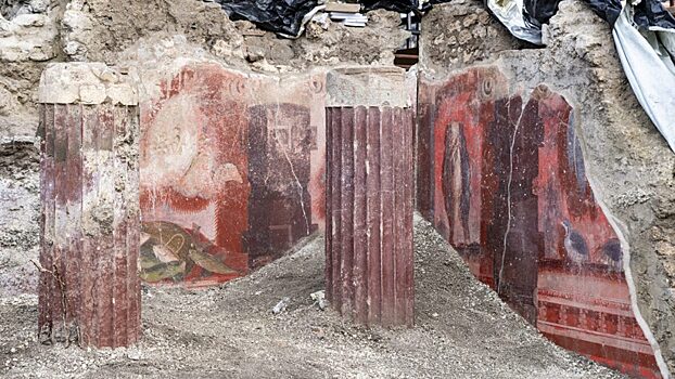 V pompejah raskopali zal s kolonnami i freskami 244e9d1.jpg