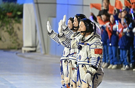 Kosmonavty missii shenchzhou 19 uspeshno vernulis na zemlju 19de414.jpg