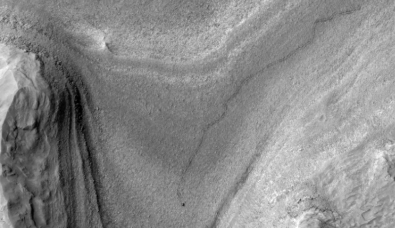NASA впервые сфотографировало марсоход Curiosity с орбиты