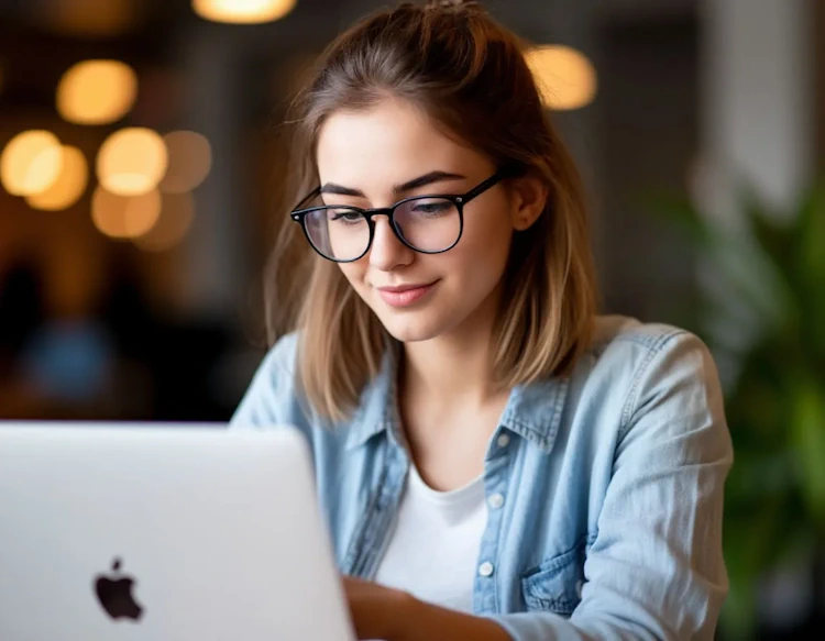Стильная девушка программист в очках, работает за macbook pro (2)