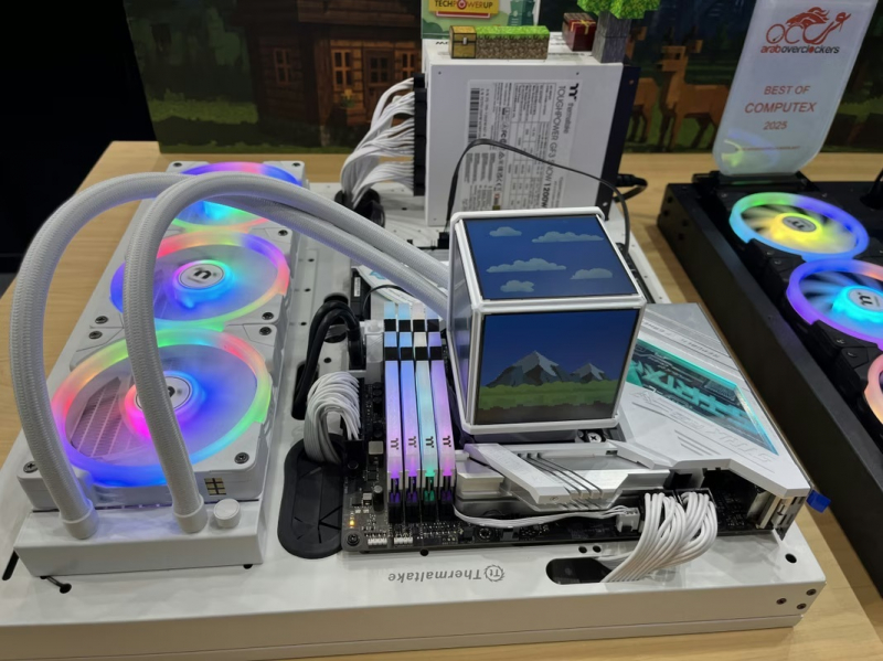 Thermaltake показала кулер для жидкостного охлаждения с четырьмя экранами