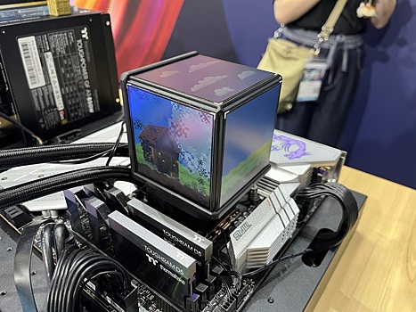 Thermaltake pokazala kuler dlja zhidkostnogo ohlazhdenija s chetyrmja ekranami 25e861e.jpg