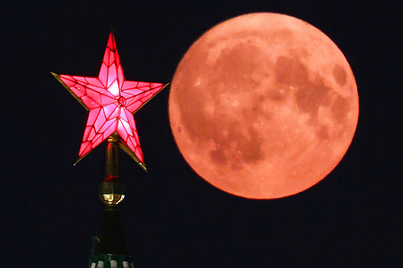 Klubnichnaja luna vzoshla nad rossiej 1ec0072.jpg