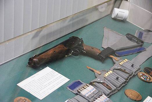 Pistolet rossijskih kosmonavtov peredadut muzeju 2cb8554.jpg