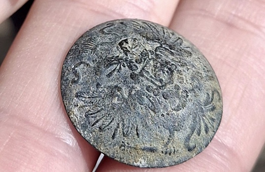Turistka obnaruzhila imperatorskuju pugovicu v novosibirskoj oblasti 870c18e.jpg