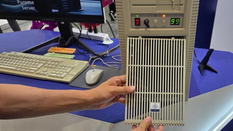 SilverStone представила ретро-корпус FLP02 с кнопкой Turbo